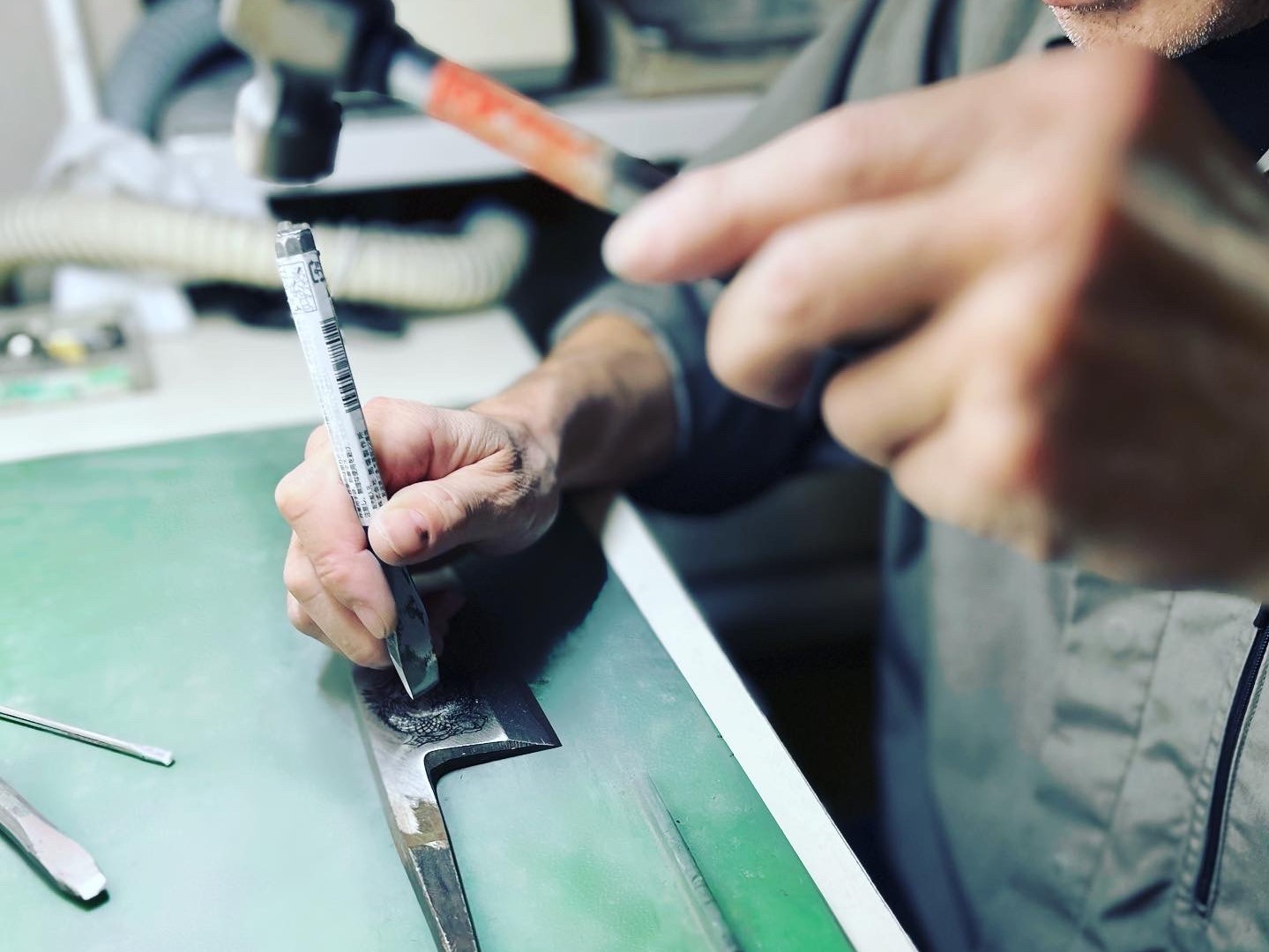 彫刻アートを彫る店主の画像